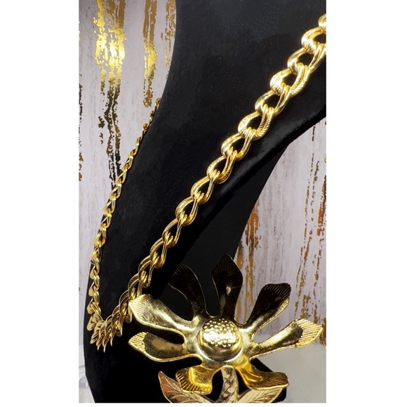 Polished Gold Finish Double Link Flat Curve Necklace - Picture 2 of 8